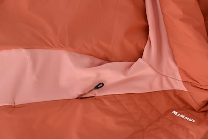 The side panels made of soft fabric make the jacket extra stretchy.