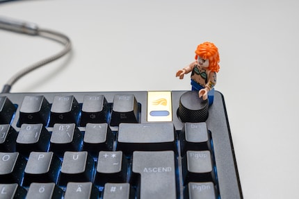 Non Nami, ce n'est pas de l'or, mais le badge interchangeable du clavier.