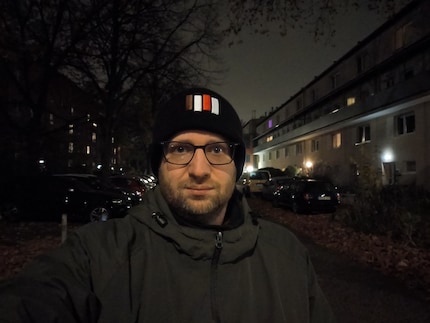 De automatische stand neemt de lichtsfeer van de straatverlichting over.