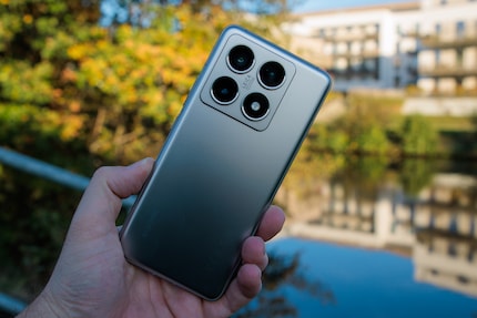 De plastic achterkant - in plaats van bijvoorbeeld glas - maakt de Xiaomi 14T Pro betaalbaarder.