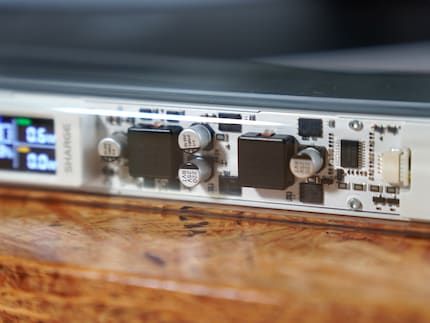 Het doorzichtige plastic deksel biedt een blik op de technologie.
