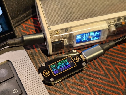 Mijn MacBook wordt opgeladen met maximaal 90 watt via USB-C.