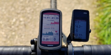 Links der «Edge 1040 Solar» von Garmin, rechts der «Dura» mit der für Coros typischen Krone. Die Lesbarkeit des Bildschirms ist übrigens gut. Hier täuscht das Foto ein wenig.