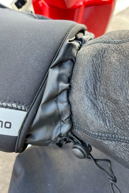 I can fasten the opening to keep wind from getting into my jacket sleeves. 