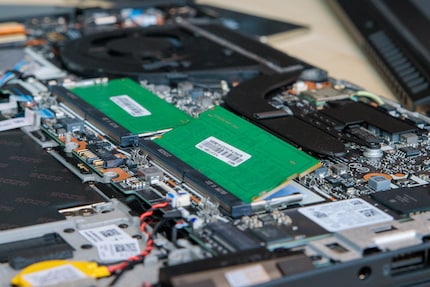 Latch to the side and the RAM flips up.