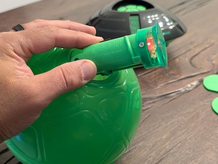 Het batterijvakje met het infraroodlampje is in de bal geschroefd.