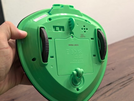 De robot achtervolgt de bal als een gek met zijn wielen.