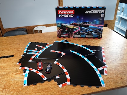 Le kit contient 15 pièces de circuit et deux voitures.