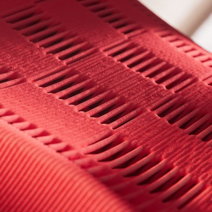 Verschillende texturen en dichtheden van het materiaal kenmerken de schoen.