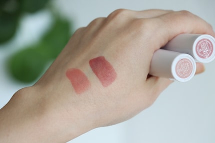 Auf der Haut kommen die Swatches den Farbstickern ziemlich nahe. Kombiniert mit dem eigenen Lippenton wirken sie um ein Vielfaches dunkler.