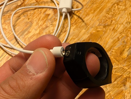 The battery lasts for a full working day. After that, it can be recharged via a magnetic connector.