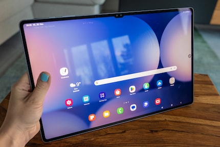 Usual high quality, but it mirrors: the AMOLED display.