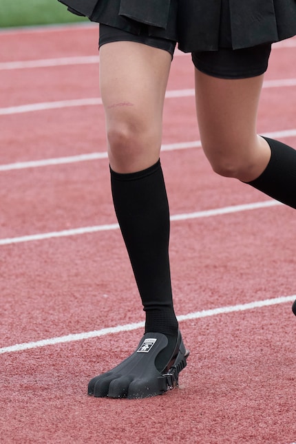 L'embout en caoutchouc peut également être fixé sur d'autres chaussures.