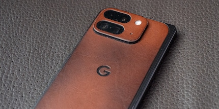 Skins zoals deze van Dbrand in echt leer kunnen je mobiel echt uniek maken.