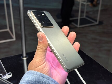 Dankzij de bovengemiddelde batterij ligt de Realme lekker in de hand.