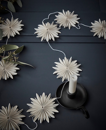 Stars don’t always need to be hung up. You can use them as table decorations too.