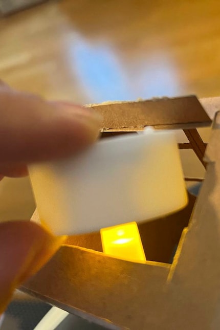 Das Loch für das LED-Teelicht ist noch nicht die perfekte Lösung, aber es funktioniert. 