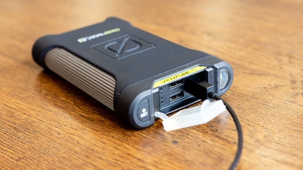 Mijn powerbank weegt meer dan een halve kilo en zal geen designprijzen winnen. Maar hij doet wat hij moet doen.