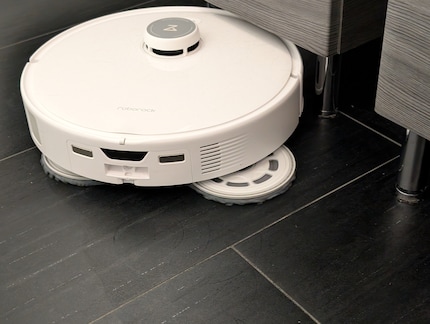The Roborock also relies on round mops, one of which is extendable.