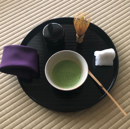 Le matcha moussé est prêt à être dégusté.