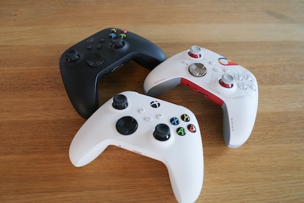 La manette Xbox se décline en de nombreuses variations de couleurs et éditions spéciales.