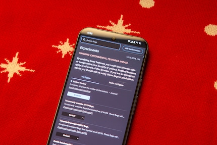 De schakelaar voor de onderste werkbalk bevindt zich in de experimentele instellingen van Chrome.