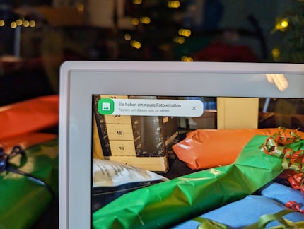 Het frame heeft een touchscreen en laat bijvoorbeeld zien wanneer er een nieuwe foto is binnengekomen.