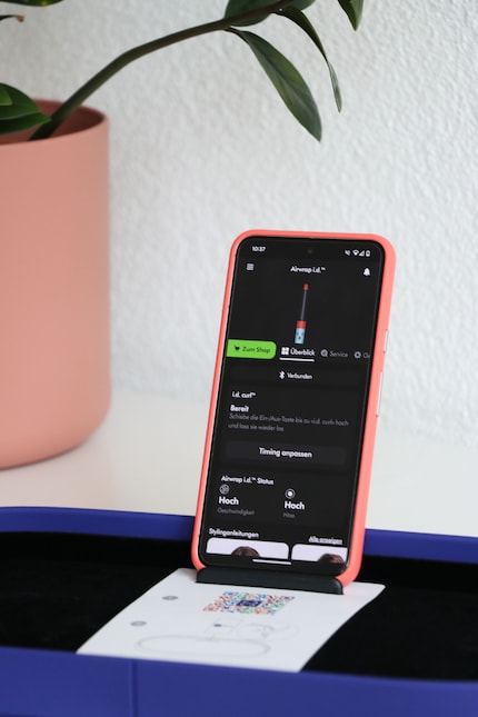 Je kunt je smartphone desgewenst op de houder in het deksel plaatsen.