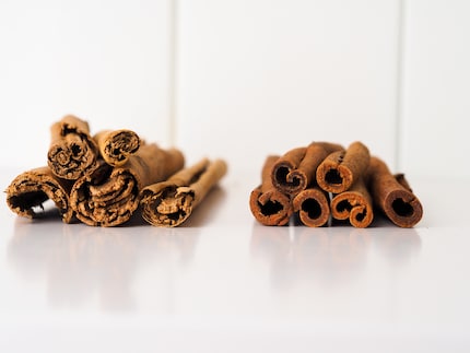The cinnamon sticks of the two species can be distinguished at a glance: the finer bark layers of the high-quality Ceylon cinnamon on the left, thicker single-layer cassia cinnamon sticks on the right.