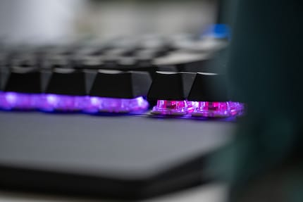Les switches de l'Apex Pro TKL sont exposés.