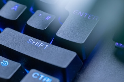 Les capuchons des touches sont rugueux et offrent une bonne prise en main. Malheureusement, l'effet de transparence de l'éclairage RGB n'est pas uniforme sur les longues inscriptions.