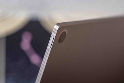 De inkepingen op het frame geven de tablet een goede grip.