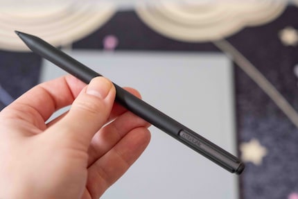 De stylus kan magnetisch aan de tablet worden bevestigd.