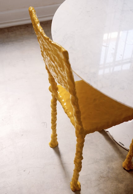 Ces chaises amusantes témoignent de l’univers coloré et fantaisiste de leur créatrice.