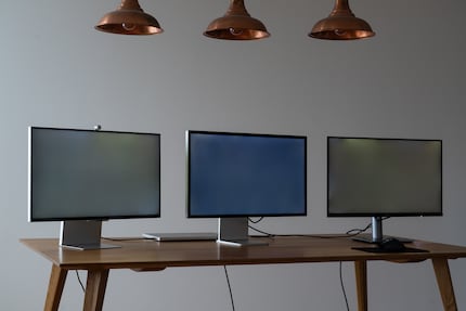 Das LED-Backlight ohne Local Dimming rächt sich bei der Homogenität der Ausleuchtung. Das Studio Display (Mitte) erhält den Schwarzwert bei schräger Betrachtung am besten.