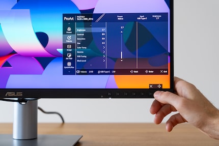 Das Asus-Display bediene ich klassisch über Knöpfe an der Vorderseite.