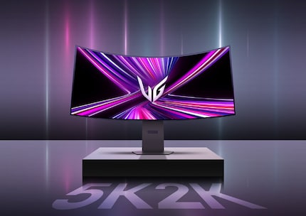 De 45GX950A ziet er precies hetzelfde uit als zijn flexibele broer.