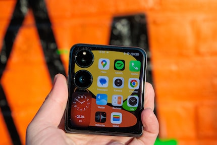 You have to determine which apps you want on the external display in the settings.