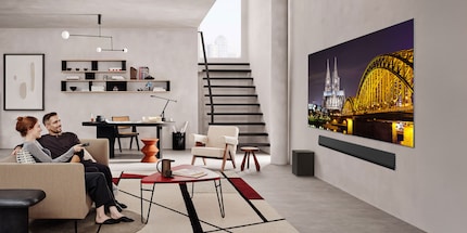 Ich frage mich, nach welchem Content die beiden auf dem Sofa da genau gesucht haben beim LG G5.
