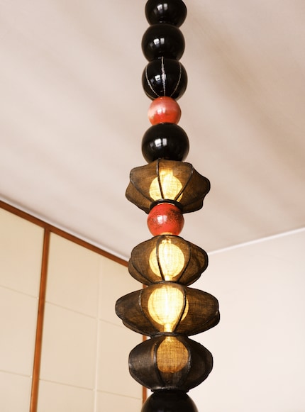 Mit einem speziellen Lack behandelt, wirkt Emaille von weitem wie Keramik.
