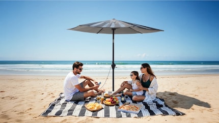Le parasol produit de l'électricité grâce aux cellules photovoltaïques.