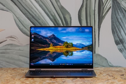 De Galaxy Book5 Pro 360 kan ook als laptop worden gebruikt.