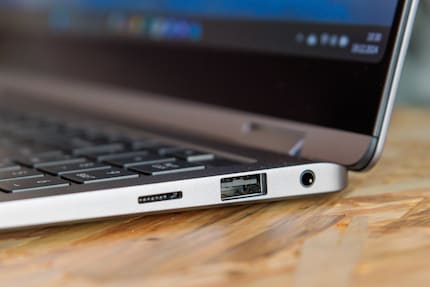 microSD-kaartlezer, USB-A en aansluiting aan de rechterkant.