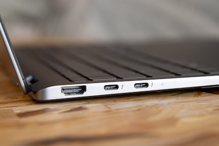 HDMI en 2x USB-C (Thunderbolt 4) aan de linkerkant.