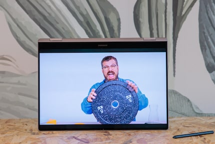 De Galaxy Book5 Pro 360 heeft weinig ruimte nodig om bijvoorbeeld video's te bekijken.