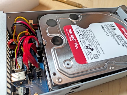 Strom- und Datenkabel anschliessen.