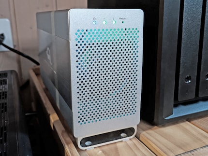 Den Status zeigen LEDs für Power, HDD 1 und 2 sowie den Rebuild.