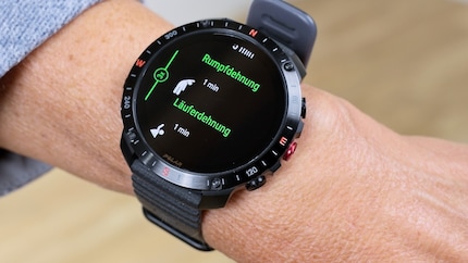 The watch makes training suggestions and even shows exercises.