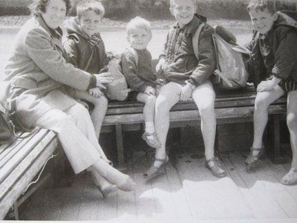 Yves avec ses frères et sa mère.