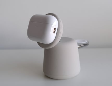 Het hoesje met de Airpods houdt op beide magnetische plaatsen, hier op die voor de iPhone.